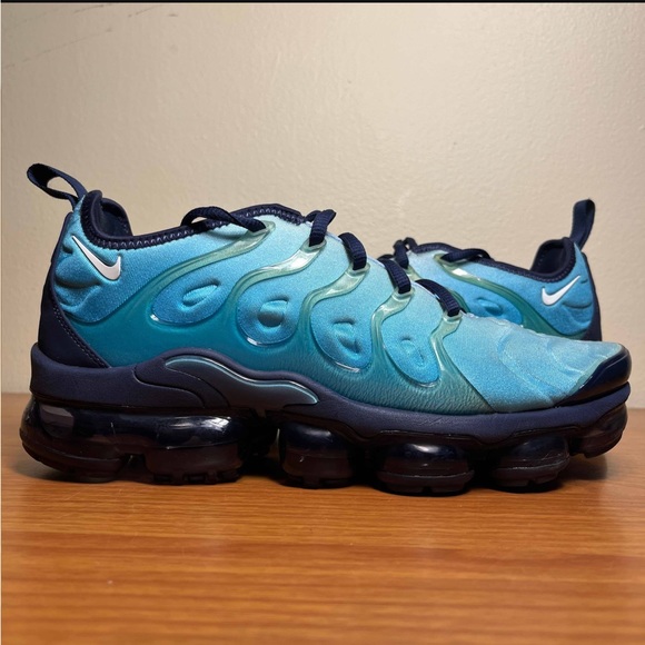 vapormax plus light current blue